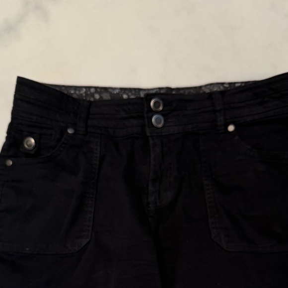 Dakota Blue Women’s shorts, Black Cotton, Size 6 X 5.5” inseam, Highrise cut - Picture 5 of 5